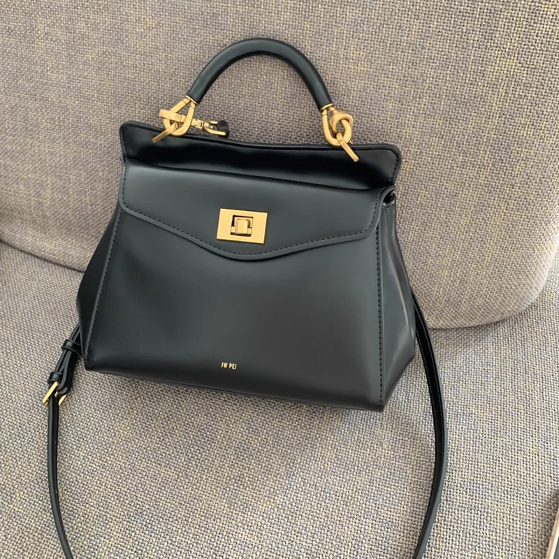 Luxury Bags That Are Affordable - Borsa per cuscino JW PEI, borsa