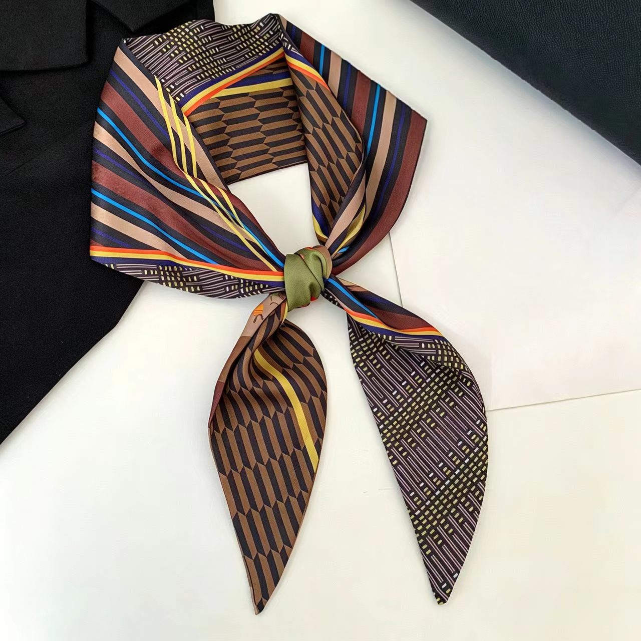 Foulard di lusso in seta satin - Luxury Bags Supplier recensione e prezzo