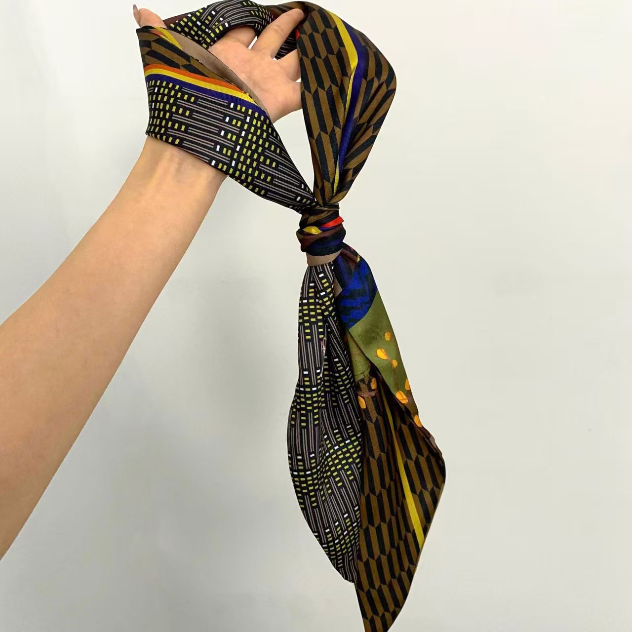 Foulard di lusso in seta satin - Luxury Bags Supplier recensione e prezzo