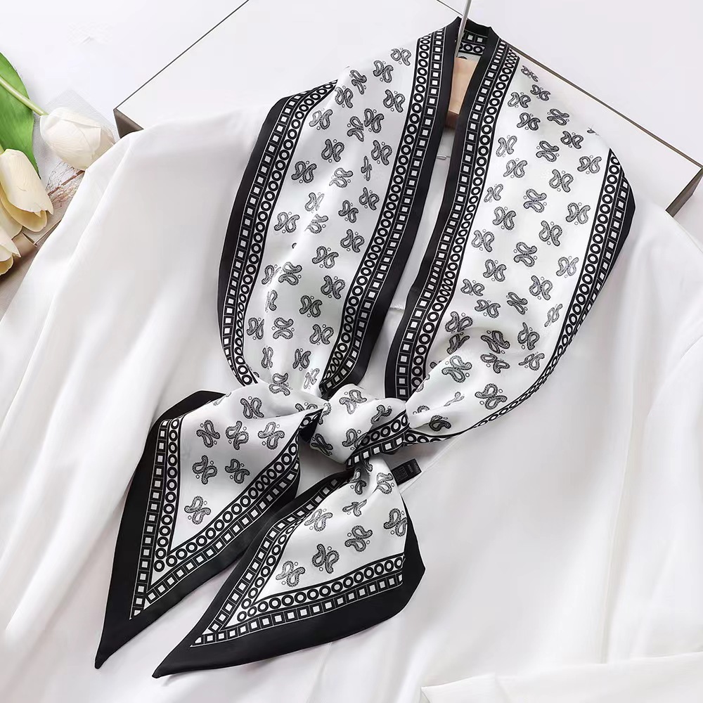 Foulard Quadrato di Lusso in S - Luxury Bags Trending recensione e prezzo