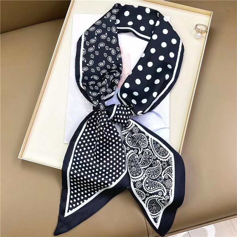 Foulard Quadrato di Lusso in S - Luxury Bags Trending recensione e prezzo