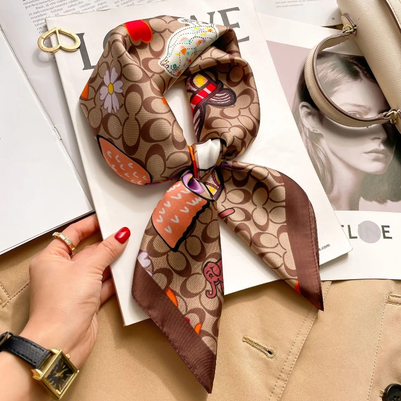 Foulard Quadrato di Lusso in S - Luxury Bags Trending recensione e prezzo